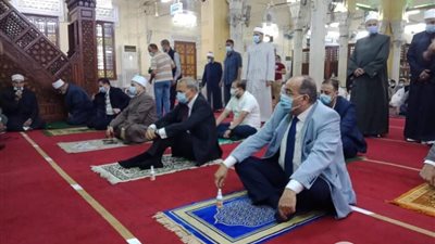 بالصور.. محافظ القليوبية يؤدي صلاة العيد بمسجد ناصر ببنها