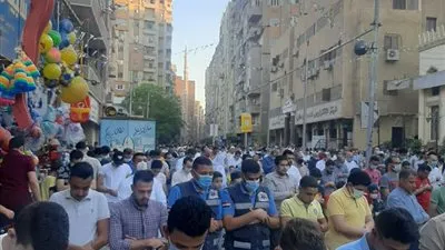 وسط حراسة الشرطة.. أهالي سوهاج يؤدون صلاة عيد الفطر 2021 في الشوارع