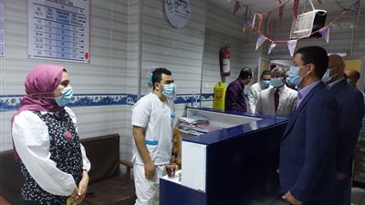 في ثاني أيام العيد.. القائم بأعمال رئيس جامعة بنها يتفقد المستشفى الجامعي (صور)