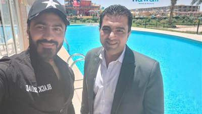 تامر حسني يقضي إجازة عيد الفطر على شواطئ الغردقة