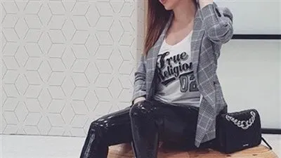 على غرار النجمات.. أفكار رائعة لتنسيق التيشرتات القطنية موضة 2021