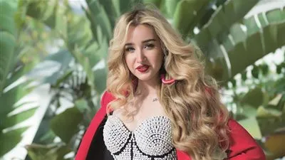 هنا الزاهد ترتكب فعلاً مخالفاً داخل كابينة طائرة