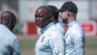 موسيمانى يجتمع مع جهاز الأهلى استعدادًا لمباراة صن داونز