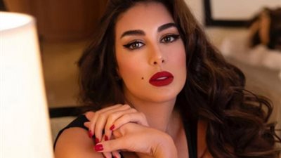 ياسمين صبري تخطف الأنظار بفستان أبيض على البحر (صور)