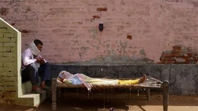 الهنود يلجأون إلى العيادات غير المرخصة مع انتشار إصابات كورونا 