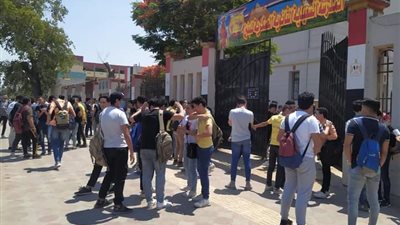 بالصور.. أول أيام الامتحانات التجريبية للثانوية العامة بمدرسة السعيدية بالجيزة