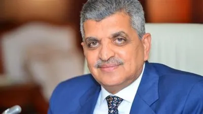 رئيس قناة السويس يكشف أخر تطورات أزمة تعويضات السفينة الجانحة (فيديو)