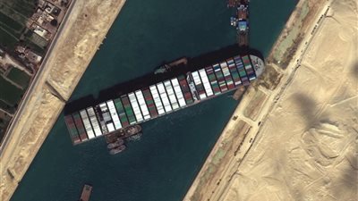 رئيس قناة السويس: الافراج عن السفينة الجانحة في حالتين فقط 