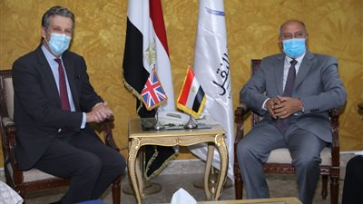 السفير البريطاني يشيد بالتعاون مع وزارة النقل ويؤكد على حرص شركاته لتطوير السكة الحديد