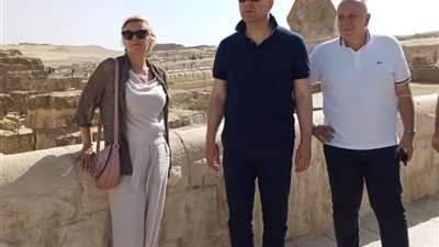 وفد صربي رسمي يزور أهرامات الجيزة والمتحف القومي للحضارة بالفسطاط