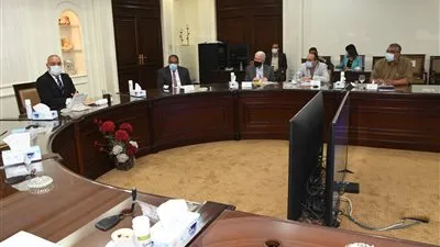 وزير الإسكان يتابع مع 