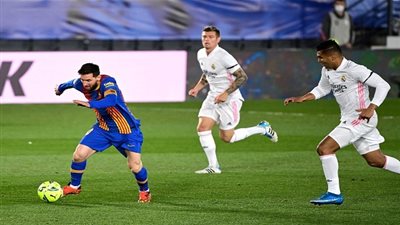 تيباس يصف ما يفعله برشلونة وريال مدريد بالغباء