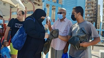 نسبة الإشغال بشواطئ الإسكندرية 100% في أول جمعة بعد إعادة فتحها (صور)