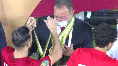 شاهد - لافتة طيبة من لاعبي الأهلي تجاه الخطيب خلال مراسم التتويج بالسوبر الأفريقي 