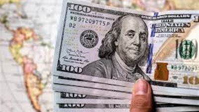 الدولار يتعرض لضغوط بيعية عالميا خاسرا ما حققه من مكاسب