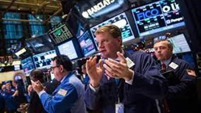 مؤشرات الأسهم الأمريكية تتجاهل بيانات اقتصادية سلبية وتحقق ارتفاعات جماعية