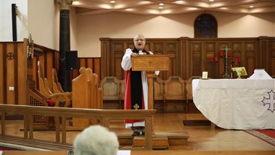 المطران منير حنا يترأس قداس الأحد بالإنجليزية 