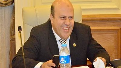 بعد الاعتداء عليه بالشوم.. رئيس حي عين شمس يكشف تفاصيل حالته الصحية