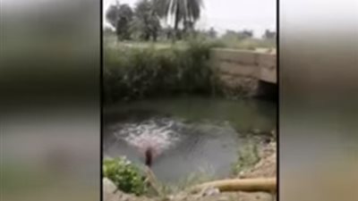 شاهد.. موظفون يلقون مياه صرف صحي في إحدى الترع المبطنة بالأقصر