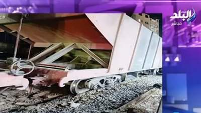 خروج قطار بضائع عن القضبان في منطقة إمبابة (فيديو)