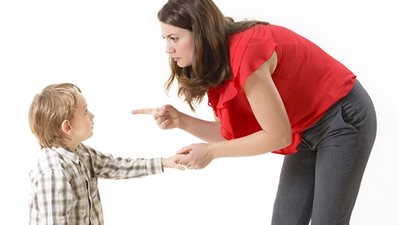 كيف تُعاقب طفلك من دون إيذاء شخصيته؟.. باحثة تجيب (فيديو)