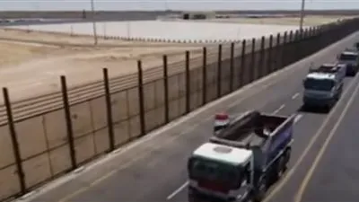 شاهد.. عبور معدات هندسية لمنفذ رفح لبدء إعادة إعمار غزة