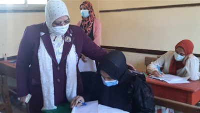 محافظ كفر الشيخ يعزي طالبة في وفاة والدتها أثناء أدائها الامتحان 