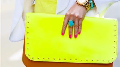 الألوان الزاهية تتربع على عرش موضة الحقائب في2021 (صور)