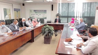 رئيس الادارة المركزية للأملاك بوزارة الري يعقد إجتماعاً مع مديري ومسئولي الأملاك بالهيئات والمصالح