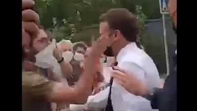 رجل يصفع الرئيس الفرنسي إيمانويل ماكرون على وجهه (فيديو)
