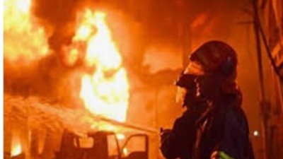 انتداب المعمل الجنائي لرفع الأدلة من موقع حريق عقار سكني في المرج