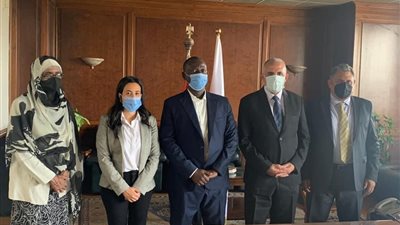 وزير الري يلتقي وفد مؤسسة 