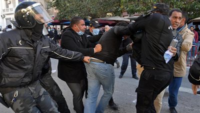 صدمة في تونس.. رجل عار يتعرض للضرب على أيدي الشرطة