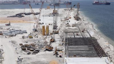 تطوير الأرصفة وإنشاء محطة متعددة الأغراض.. مشروعات يجري تنفيذها بميناء الإسكندرية