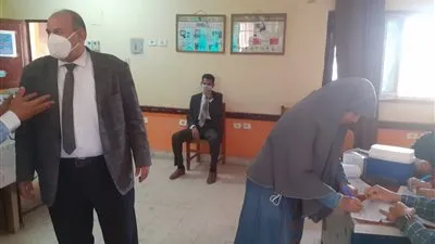 تطعيم 38 من معلمي إدارة إطسا التعليمية بالفيوم 