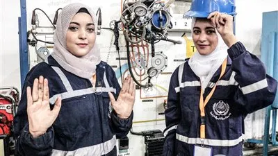 جميلات عالم الميكانيكا.. شقيقتان تتحديان 