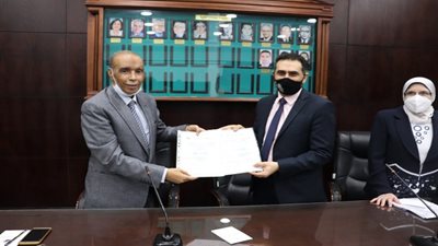 كلية اقتصاد وعلوم سياسية القاهرة تحصل على شهادتي 