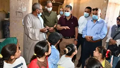 محافظ الفيوم ورئيس هيئة تنشيط السياحة يتفقدان مدرسة الخزف والفخار بقرية 