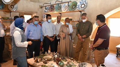 رئيس هيئة تنشيط السياحة: رحلة لأطفال مدرسة وورش الخزف بقرية تونس بالفيوم (صور)