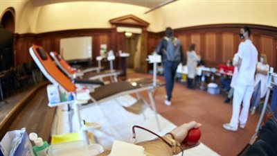 بريطانيا تنهي قيود التبرع بالدم على المثليين