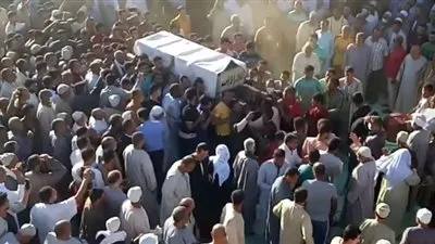 جدل حول تشييع جنازة على أنغام المزمار والطبول بالبحيرة (صور) 