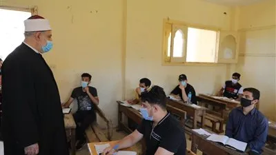 وكيل الأزهر يتفقد لجان امتحانات العبور.. ويوجه رسالة طمأنة لطلاب العلمي حول مادة الديناميكا