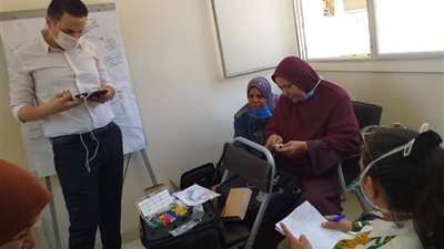 بالصور.. تدريب لمنسقي وممرضات رعاية الأمومة والطفولة بالفيوم على تركيب وصيانة أجهزة السمع للأطفال