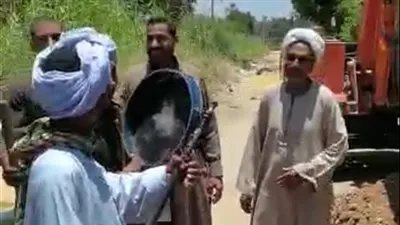 على نغمات الربابة.. أهالي قرية العدسية بنجع حمادي يحتفلون بتركيب خط المياه 