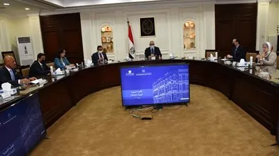 وزير الإسكان يستعرض الخطط المقترحة لتطوير منطقة القاهرة الخديوية