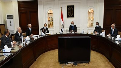 وزير الإسكان يبحث المشاركة فى منتدى 