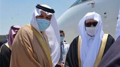 وصول آل الشيخ لمطار القاهرة استعدادًا لمنحه وسام التميز العربي