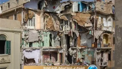 انتشال ثلاثة جثامين من أسفل أنقاض عقار العطارين المنهار بالإسكندرية