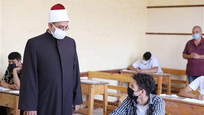 رئيس قطاع المعاهد الأزهرية يتفقد لجان امتحانات الشهادة الثانوية دون رصد شكاوى