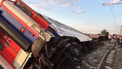 مقتل وإصابة 6 أشخاص باصطدام قطار بحافلة صغيرة فى شيكاغو